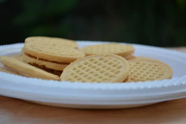 Beyaz arkaplanda Belçika waffle tabağı.