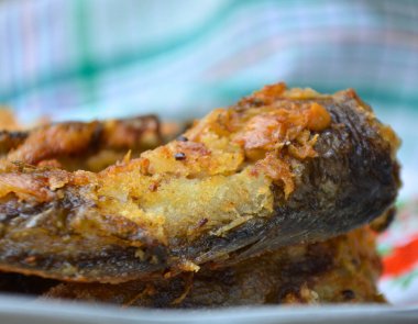 ile sebze kızarmış balık