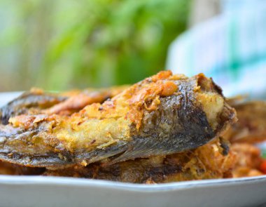 Kızarmış balık, Tayland yemeği, baharatlı balık, Tayland usulü..