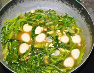 Kızarmış pirinç şehriyesini sebze ve baharatla karıştır.