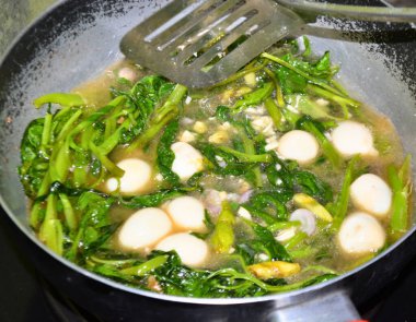 Kızarmış erişte ve kızarmış sebze.