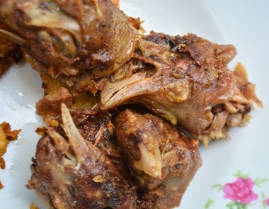 Tahta bir masada kurumuş meyveler.