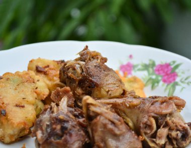 Tahta bir masada kurumuş meyveler.