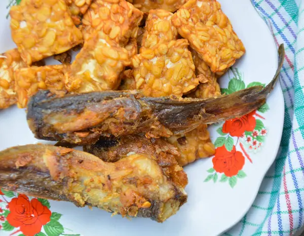 Markette kızarmış tavuk.