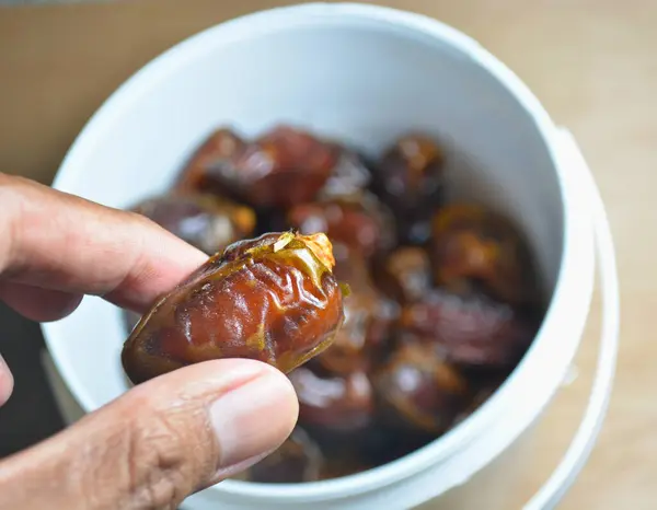 Tahta bir masada kurumuş meyveler.