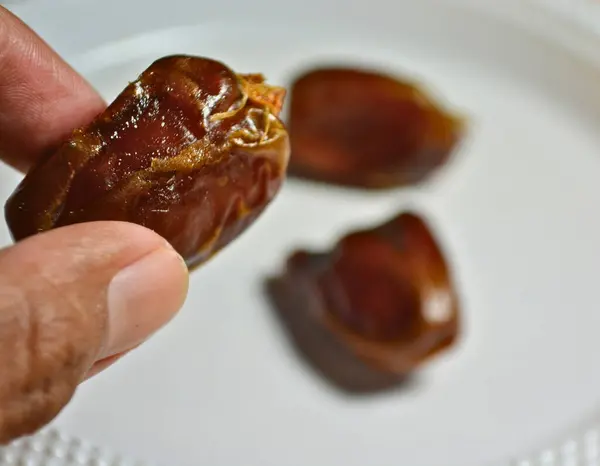 Tahta bir masada kurumuş meyveler.