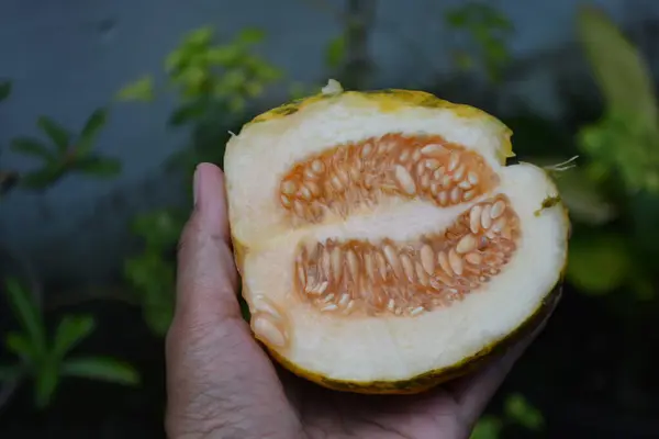 Tahta tabakta taze ananas meyvesi