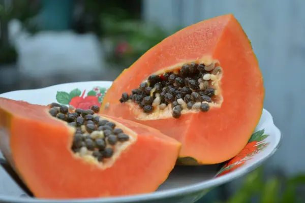 Beyaz bir tabakta olgun papaya.