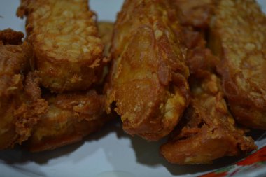 Soslu kızarmış tavuk kanadı.