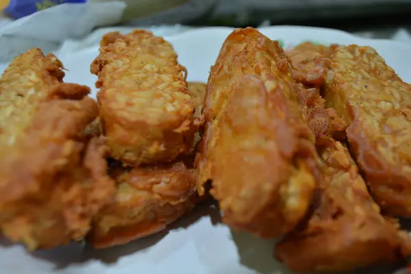 Tabakta soslu tavuk kanadı.