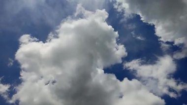 Mavi gökyüzündeki bulutlar