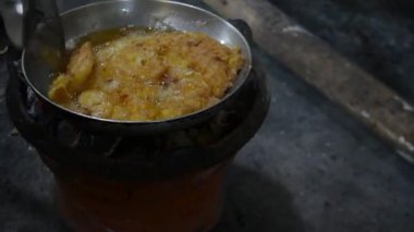 Tavada kızarmış tavuk.