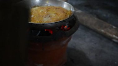 Kızarmış patates ve metal soba.