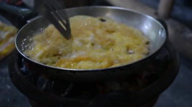 Fırındaki tavada patates pişiriyorum.