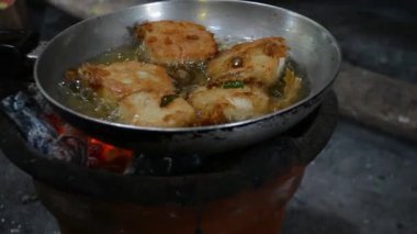 Tavada kızarmış tavuk.