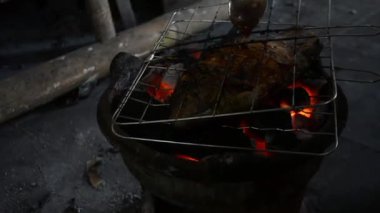Izgarada odun yakmak, kömürde pişirmek.