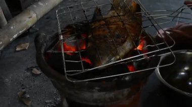 Tavada balık pişirmek.