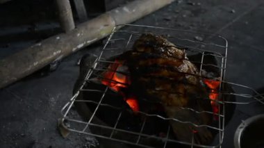 Izgarada kızartılmış tavuk.