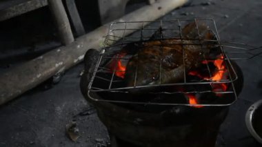 Balık fırında tavada pişiyor.