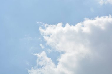 Mavi gökyüzünde beyaz bulutlar.