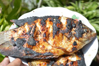 Tavada kızarmış balık.