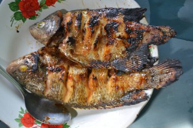 Tayland usulü kızarmış balık.
