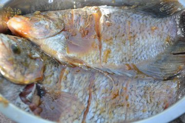 Pazardaki balık manzarasını kapat.