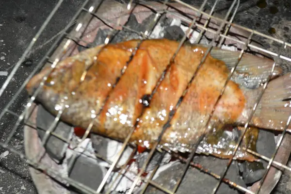 Markette kızarmış balık.