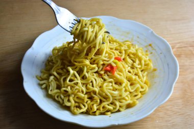 Tavuk ve sebzeli erişte.