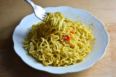 Kavanozda kızarmış erişte.