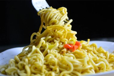 Yakın plan - siyah arkaplanda bir kase lezzetli makarna