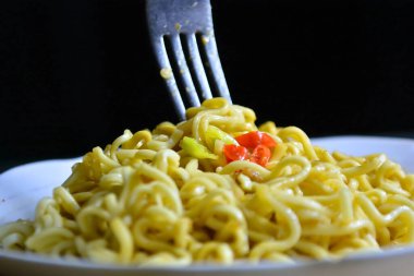 Tavuklu ve biberli Asya eriştesi.