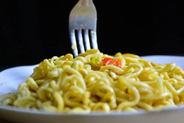 tavuklu ve sebzeli makarna