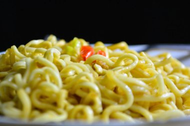 Hazır erişte ve tavuk.