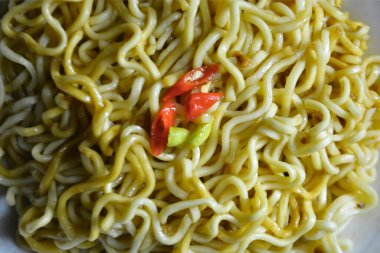 Beyaz tabakta sebzeli erişte.