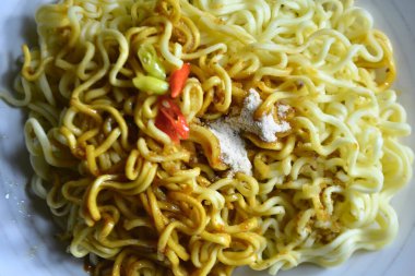 Sebzeli kızarmış erişte.