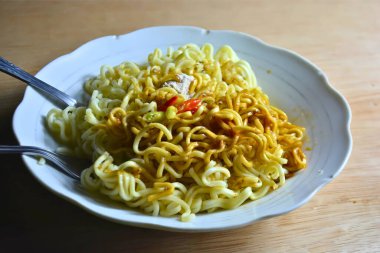 Beyaz kasede hazır erişte.