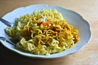 Masadaki tavuklu erişte.