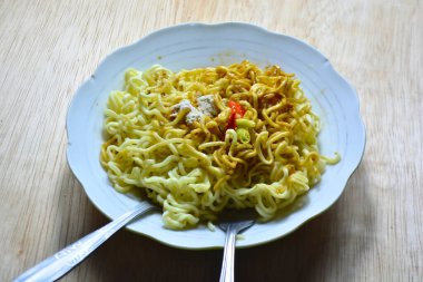 Erişteler tabakta, yakın plan.