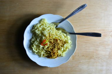 Tavuk, sebze ve çubuklu erişte.