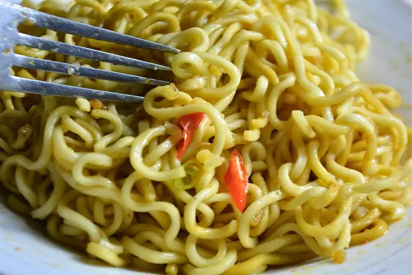 Hazır erişte ve sebze kasesi.