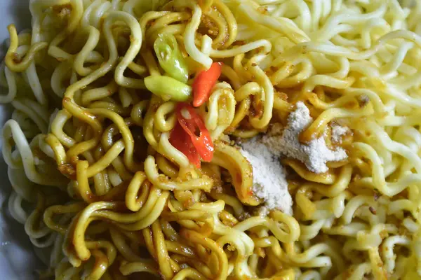 Çin yemeklerini kuru erişteyle kapatıyoruz.