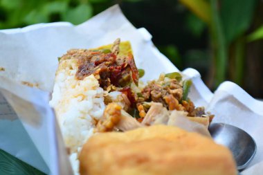 Tayland yemeği, domuz etli pilav.