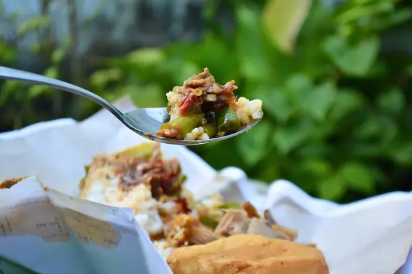 Kızarmış tavuk ve sebze.