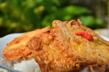 Körili kızarmış tavuk ve pilav.