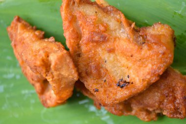 Kızarmış muz yaprağı, beyaz arkaplan, Tayland usulü yiyecek.