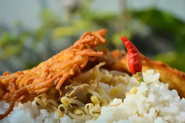 Tavuk ve sebzeli kızarmış pirinç.