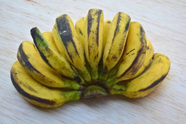 Masada bir avuç muz.