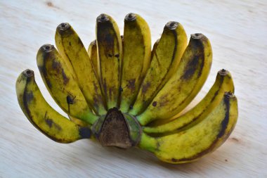 Masada bir avuç muz.