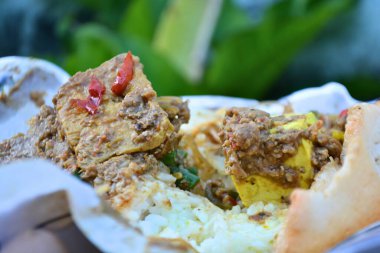 Tavuk ve sebzeli kızarmış pilav.